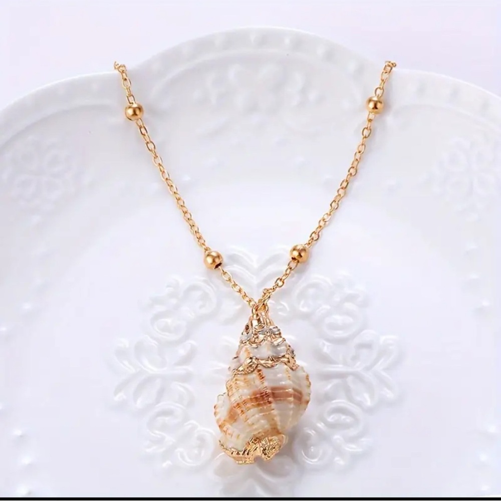Pretty Coastal Shell Pendant Necklace NEW NWT